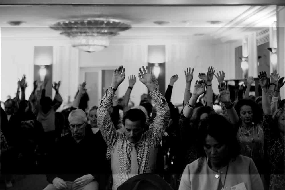 exercices d'étirement et de yoga en entreprise