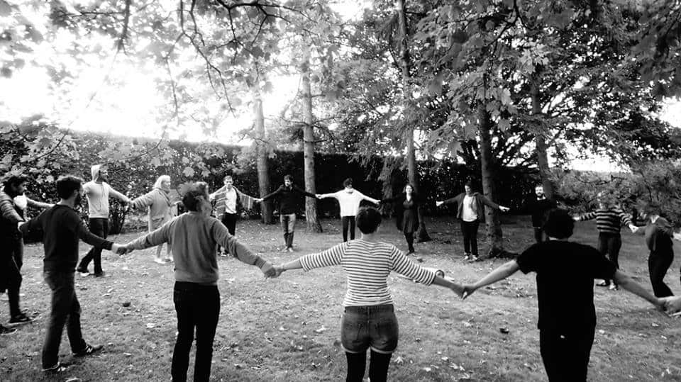 se poser en équipe et en entreprise avec un cours de yoga à paris