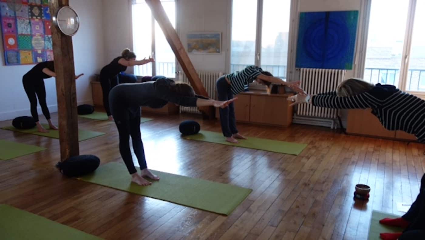 moments de relaxation lors de cours de yoga pour parisiens